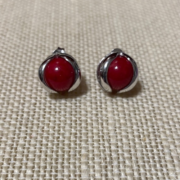 Vintage Jewelry - Elegant vintage sterling Silver and Red Stud Earrings